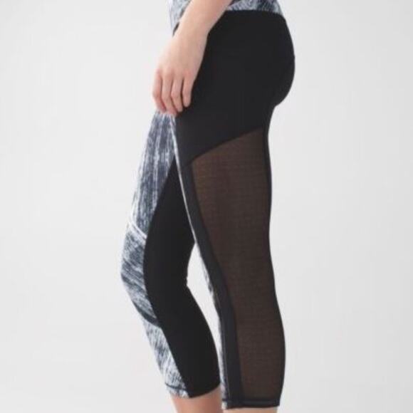 Lululemon - Hot To Street Crop - Heat Wave White/Black pattern with Black Mesh - Picture 5 of 12